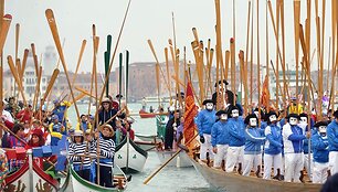 Kostiumais pasipuo&scaron;ę Venecijos gyventojai plaukė Didžiuoju kanalu.
