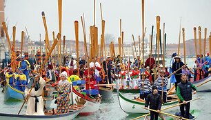 Kostiumais pasipuo&scaron;ę Venecijos gyventojai plaukė Didžiuoju kanalu.
