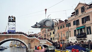 Kostiumais pasipuo&scaron;ę Venecijos gyventojai plaukė Didžiuoju kanalu.
