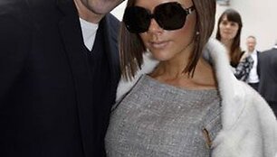 Pro kritikų akis nepraslydo stebėtinas V.Beckham ir vieno jos mėgstamiausių dizainerių &ndash; 45-erių R.Moureto kurtų drabužių pana&scaron;umas. Kaipmat kilo kalbų, kad pripažintas prancūzų kūrėjas labai prisidėjo prie V.Beckham kolekcijos.