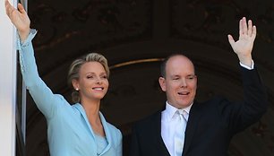 Kunigaikštis Albertas II ir Charlene Wittstock po civilinės santuokos penktadienį