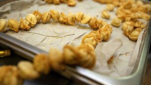 Dizaineris ir floristas Modestas Vasiliauskas sukūrė originalią suknelę.