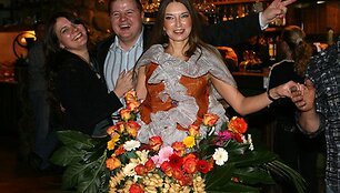 Dizaineris ir floristas Modestas Vasiliauskas sukūrė originalią suknelę.