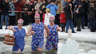 Keli &bdquo;ruonių&ldquo; klubo nariai įsikūnijo į namų &scaron;eimininkių vaidmenis.