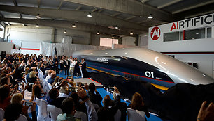 „Hyperloop Transportation Technologies“ pristatė pirmąją savo keleivinę kapsulę
