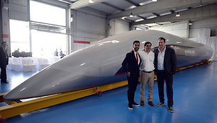 „Hyperloop Transportation Technologies“ pristatė pirmąją savo keleivinę kapsulę