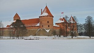 Žiema Trakuose: ledo sukaustytas Galvės ežeras ir Trakų pilis