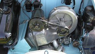 Vespa 400 buvo varomas dvitakčiu dviejų cilindrų varikliu. (KarleHorn, Wikimedia (CC BY 3.0)