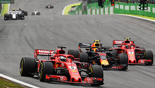 &bdquo;Ferrari&ldquo; pilotai Sebastianas Vettelis su Kimiu Raikkonenu ir &bdquo;Red Bull&ldquo; lenktynininkas Maxas Verstappenas.