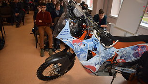 Balys Bardauskas motociklo palydėtuves surengė Šilalės rajone, Laukuvos gimnazijoje