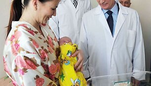 Septyniamilijardasis pasaulio žmogus, jo mama Jelena Nikolajeva ir Vladimiras Putinas