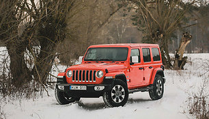 „Jeep Wrangler“ bandymai sniege