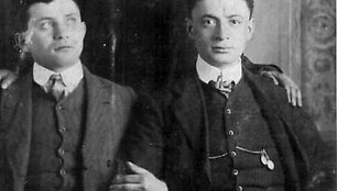 Eliezeras Gilinsky (de&scaron;inėje; nuotr. i&scaron; knygos &bdquo;Titaniko lietuviai&ldquo;)
