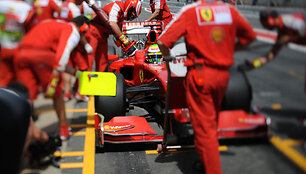 &bdquo;Formulės 1&ldquo; pilotas 2009 m. rūpinasi degalų užpylimu