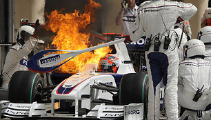 BMW Sauber F1 piloto Roberto Kubicos automobilis degalų papildymo metu (2009)