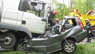 Avarija Lenkijoje: &bdquo;Volvo V70&ldquo; su dviem lietuviais palindo po sunkvežimiu
