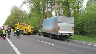 Avarija Lenkijoje: &bdquo;Volvo V70&ldquo; su dviem lietuviais palindo po sunkvežimiu