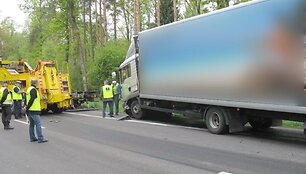 Avarija Lenkijoje: &bdquo;Volvo V70&ldquo; su dviem lietuviais palindo po sunkvežimiu