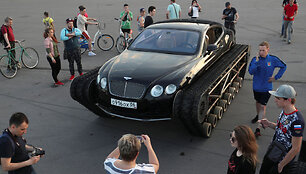Bentley Continental GT su tanko vik&scaron;rais