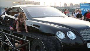 Bentley Continental GT su tanko vik&scaron;rais