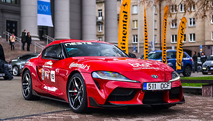 Konkurso „Metų automobilis 2020“ dalyviai prie Martyno Mažvydo bibliotekos, Toyota Supra