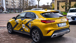 KIA X Ceed, konkurso &bdquo;Metų automobilis 2020&ldquo; dalyviai prie Martyno Mažvydo bibliotekos