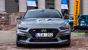 „Hyundai i30 Fastback N“, konkurso „Metų automobilis 2020“ dalyviai prie Martyno Mažvydo bibliotekos 