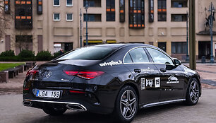 Mercedes CLA Coupe: konkurso &bdquo;Metų automobilis 2020&ldquo; dalyviai prie Martyno Mažvydo bibliotekos