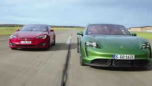 „Top Gear“ palygino „Tesla Model S Raven“ ir „Porsche Taycan Turbo S“: rezultatai akivaizdūs