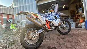 Arūnas Gelažninkas ir &bdquo;Zigmas Dakar team&ldquo; i&scaron;siuntė techniką į Dakarą