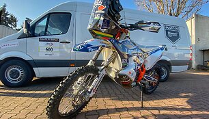 Arūnas Gelažninkas ir &bdquo;Zigmas Dakar team&ldquo; i&scaron;siuntė techniką į Dakarą