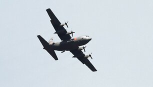 Gaisrus gesina JAV kariniai lėktuvai C-130
