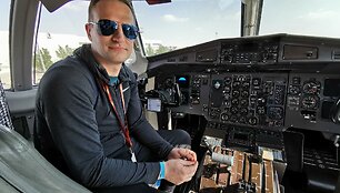 Lietuviai, dirbantys kompanijoje DAT, skraidina Dakaro organizatorius ir teisėjus.  Laivo vadas Martynas &Scaron;ližys