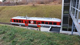 Traukinys (automotrisė), vežantis i&scaron; Vilniaus geležinkelio stoties į oro uostą