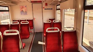 Traukinys (automotrisė), vežantis i&scaron; Vilniaus geležinkelio stoties į oro uostą
