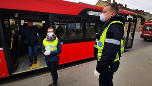 20-tyje pagrindinių Vilniaus stotelių keleivių rankas dezinfekuoja mi&scaron;rios pajėgos