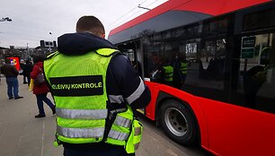20-tyje pagrindinių Vilniaus stotelių keleivių rankas dezinfekuoja mi&scaron;rios pajėgos