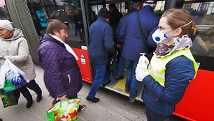 20-tyje pagrindinių Vilniaus stotelių keleivių rankas dezinfekuoja mi&scaron;rios pajėgos