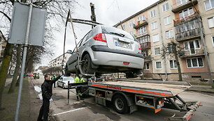 I&scaron;vežami sostinės gatves trukdantys valyti automobiliai