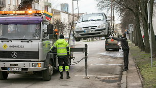 Išvežami sostinės gatves trukdantys valyti automobiliai