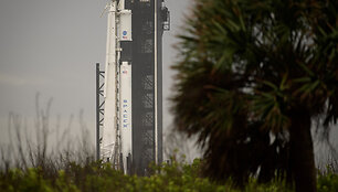 &bdquo;SpaceX&ldquo; raketa į kosmosą gabens astronautus  Robertą Behnkeną ir 53-ejų Douglasą Hurleyjų