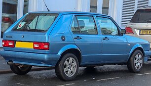 Dažyti bamperiai, kiek kitokie žibintai ir linija ant galinio statramsčio &ndash; originalus Golf Mk.1 tokių dizaino elementų neturėjo. (Vauxford, Wikimedia(CC BY-SA 4.0)
