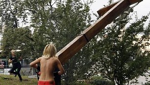 „Femen“ aktyvistė nupjovė kryžių