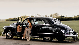 Eivilė ir Cadillac Series 62, 1942 m. Automobilio savininkas &ndash; Dalius Linkevičius. Viktorijos Valentinavičiūtės nuotrauka