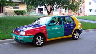 Volkswagen Golf Harlekin nebuvo toks populiarus kaip toks spalvotas Polo, todėl &scaron;iandien yra labai retas. (Analogue Kid, Wikimedia(CC BY-SA 3.0)