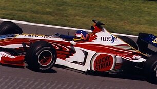 Jacques Villeneuve už BAR 01 bolido vairo. (Paul Lannuier, Wikimedia(CC BY-SA 2.0)