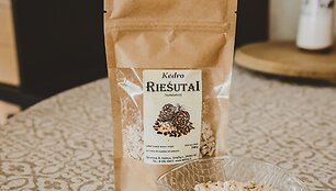 Ramūnas ir Asta Katinai senoviniu būdu spaudžia aliejų