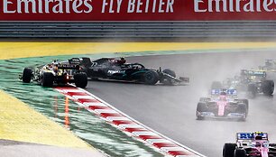 &bdquo;Formulės 1&ldquo; lenktynes pilant lietui laimėjo L.Hamiltonas