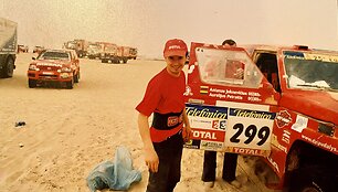 Antanas Juknevičius ir Aurelijus Petraitis 2003 m. Dakare startavo atgaivinta &bdquo;Toyota Hilux&ldquo;