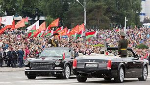 Hongqi L5 parade Minske. Tuo tarpu Lukašenka važinėja Mercedes-Benz. (Mil.ru, Wikimedia(CC BY 4.0)